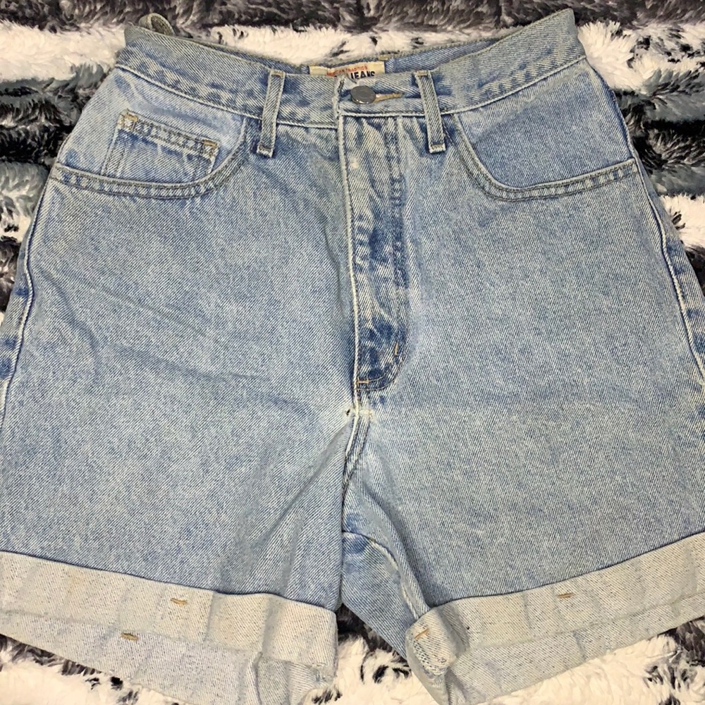 Vintage 80s Guess high-waisted shorts! Measures 26